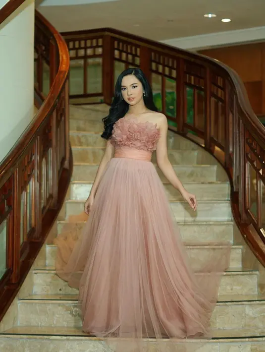 Masih dengan off shoulder ball gown, kali ini Lyodra memilih nuansa merah muda kecokelatan yang manis dan sangat cocok untuk kulitnya. Foto: Instagram.