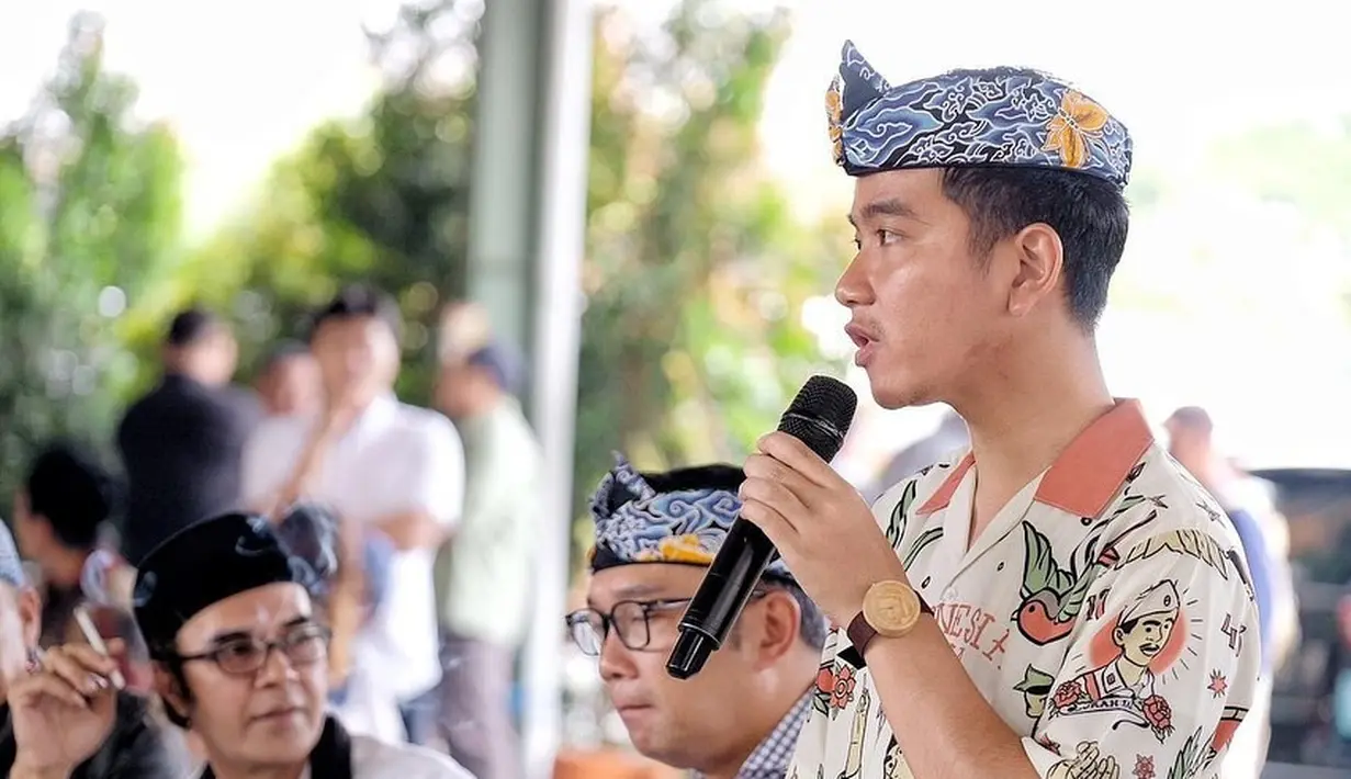 Gaya anak muda Gibran mengenakan atasan kemeja bermotif semarak dengan udeng biru. [Foto: Instagram/gibran_rakabuming]