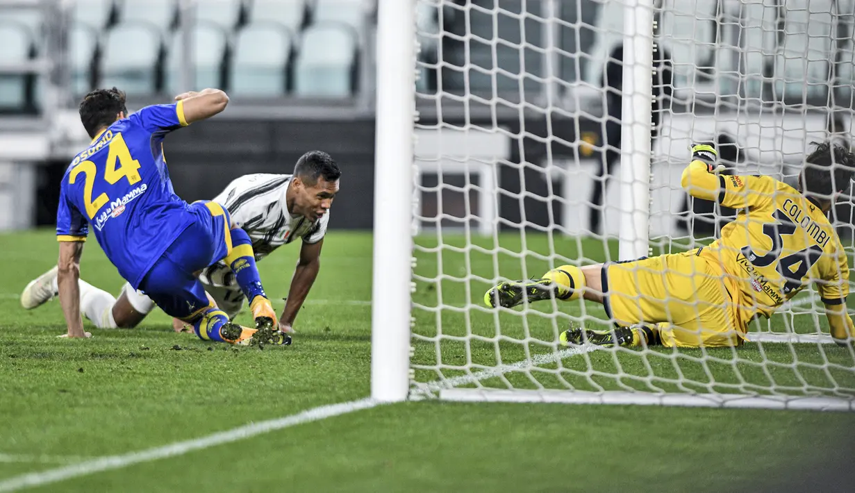 Pemain Juventus Alex Sandro (tengah) mencetak gol ke gawang Parma pada pertandingan Serie di Stadion Allianz Turin, Italia, Rabu (21/4/2021). Juventus menang 3-1. (Piero Cruciatti/LaPresse via AP)