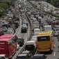 Ratusan kendaraan terjebak kemacetan di tol dalam kota, Jakarta, Kamis (24/12/2015). Libur panjang Natal dan tahun baru yang dimulai hari ini membuat lalu lintas di Jakarta dan sekitarnya terpantau padat. (Liputan6.com/Angga Yuniar)