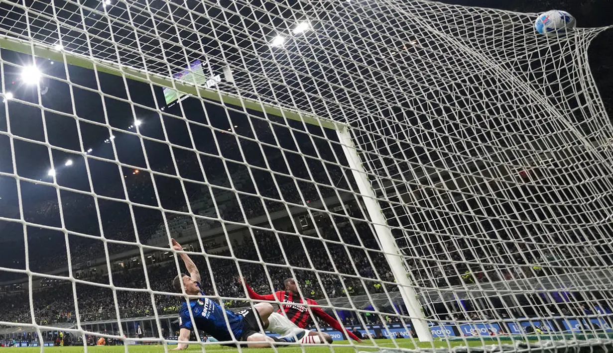 Pemain Inter Milan Robin Gosens mencetak gol ke gawang AC Milan pada leg kedua semifinal Coppa Italia di Stadion San Siro, Milan, Italia, 19 April 2022. Inter Milan menang 3-0. (AP Photo/Luca Bruno)