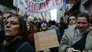 Aksi unjuk rasa para guru di Prancis juga memberikan desakan kepada Menteri Pendidikan yang terlibat dalam serangkaian kontroversi. (Dimitar DILKOFF/AFP)