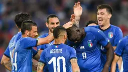 Kegembiraan pemain Italia setelah Mario Balotelli mencetak gol ke gawang Arab Saudi di Stadion Kybunpark, St. Gallen, Swiss, Senin (28/5). Dua gol Italia dicetak oleh Mario Balotelli dan Andrea Belotti. (Gian Ehrenzeller/Keystone via AP)