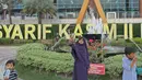 Anak-anak bermain di taman Bandara Sultan Syarif Kasim II Pekanbaru, Riau, Rabu (9/5). Penggunaan Bahasa Melayu di tempat umum masuk dalam kategori muatan lokal budaya Melayu nonpendidikan. (Liputan.com/Herman Zakharia)