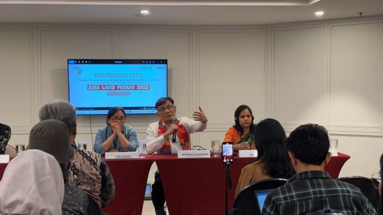 Kepala Badan Percepatan Pengentasan Kemiskinan, Budiman Sudjatmiko, dalam konferensi pers Asia Land Forum 2025, di Jakarta Barat, Rabu (19/2/2025). (Foto: Liputan6.com/Tira Santia)