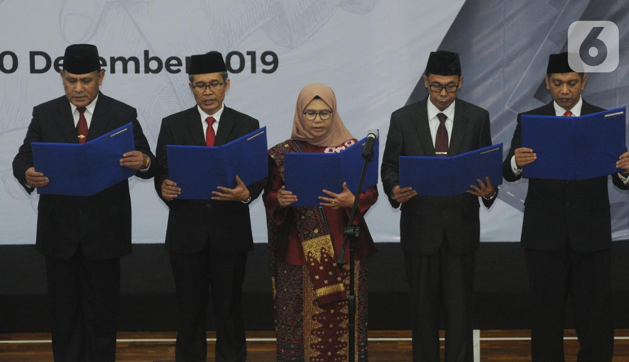 Lima pimpinan KPK mengucapkan sumpah jabatan saat pisah sambut usai pelantikan di Gedung KPK, Jakarta, Jumat (20/12/2019). Acara ini dihadiri pimpindan dan Dewan Pengawas KPK. (merdeka.com/Dwi Narwoko)