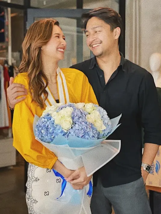 <p>Momen saat Deva Mahenra memberikan bunga untuk Mikha Tambayong. Deva menulis di akun Instagramnya &ldquo;Meski sederhana tapi saya harap ini mewakili sikap hati yang kamu punya: Mikha, selamat bertambah usia&rdquo;. ❤️ (Instagram/devamahenra)</p>