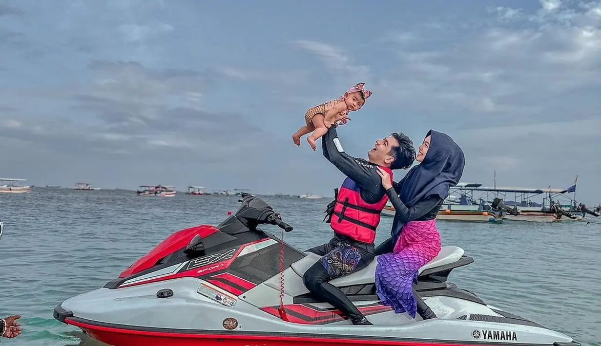 Bukan Ria Ricis namanya jika tak menghadirkan sensasi. Saat Moana masih di dalam kandungan, Ria Ricis memang kerap bertingkah berlebih. Bahkan ia kerap mendapat hujatan netizen yang menyarankan Ricis agar hati-hati. (Liputan6.com/IG/@riaricis1795).