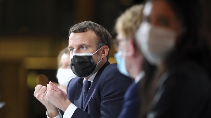 Presiden Prancis Emmanuel Macron menyampaikan pidato pada Konvensi Warga tentang Iklim, di Paris, Senin (14/12/2020). Macron mengatakan akan mengisolasi dirinya sendiri selama tujuh hari. 