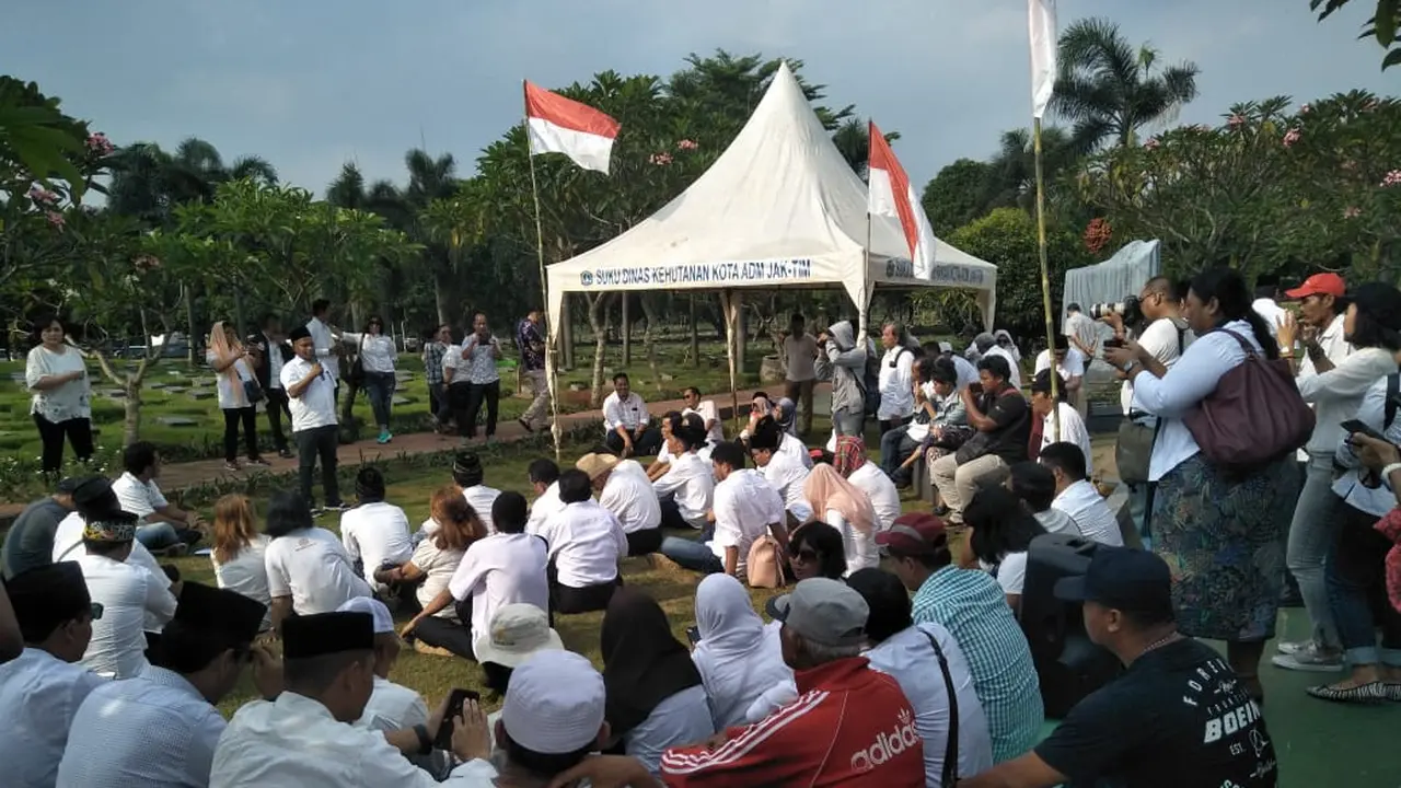 Rembug Nasional Aktivis 1998 berziarah dan tabur bunga di Tempat Pemakaman Umum (TPU) Pondok Rangon, Jakarta Timur. (Istimewa)
