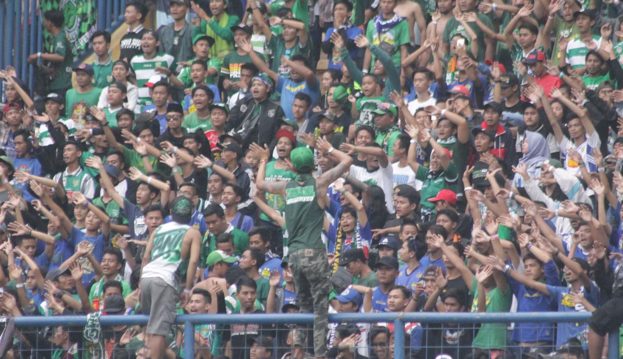 Berbagai atraksi dari Bonek dan Bobotoh saar mendukung Persebaya melawan PSIS Semarang dalam laga perdana babak 8 besar Grup Y Liga 2 Indonesia di Stadion GBLA, Bandung, (15/11/2017). Persebaya menang atas PSIS Semang 1-0. (Bola.com/Ronald Seger)