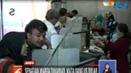 Tak sedikit pelanggan tempat penukaran mata uang asing ini yang memanfaatkan momen untuk mengambil untung dengan menukar dollar dengan mata uang rupiah.