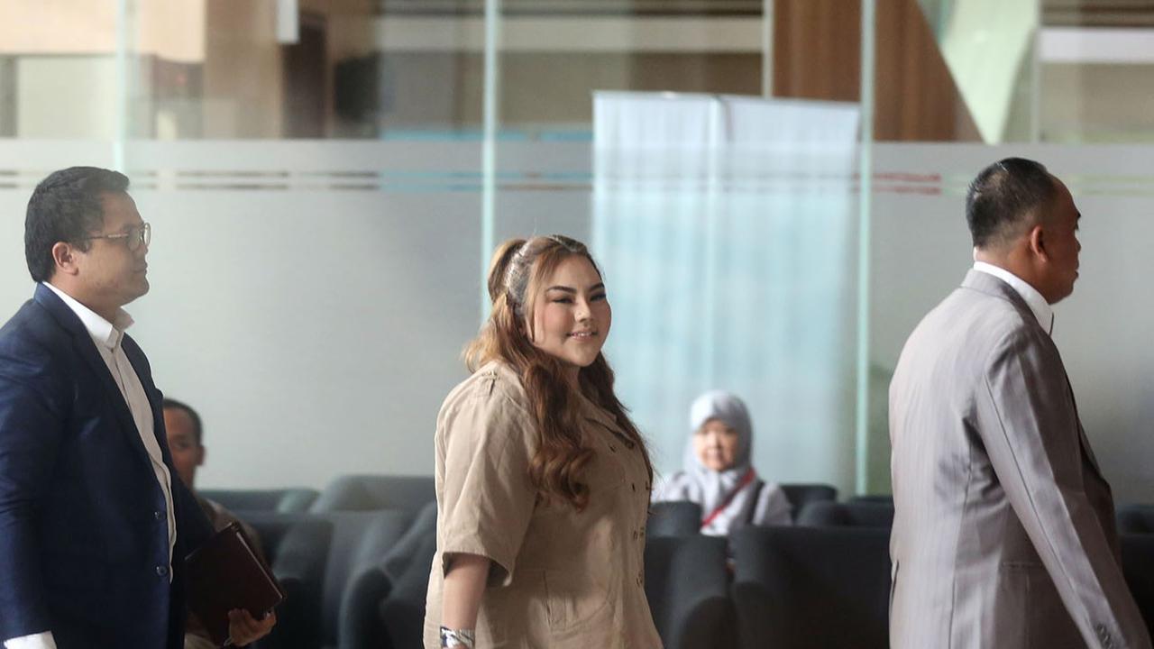 FOTO: Selebgram Lisa Mariana Penuhi Panggilan KPK