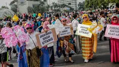 Sejumlah wanita yang tergabung dalam Emak-Emak Istana Cantik menggelar aksi saat car free day (CFD) di Bundaran HI, Jakarta, Minggu (4/8/2019). Dalam aksinya, mereka mengkritik kebijakan pemerintah soal ekonomi. (Liputan6.com/Faizal Fanani)