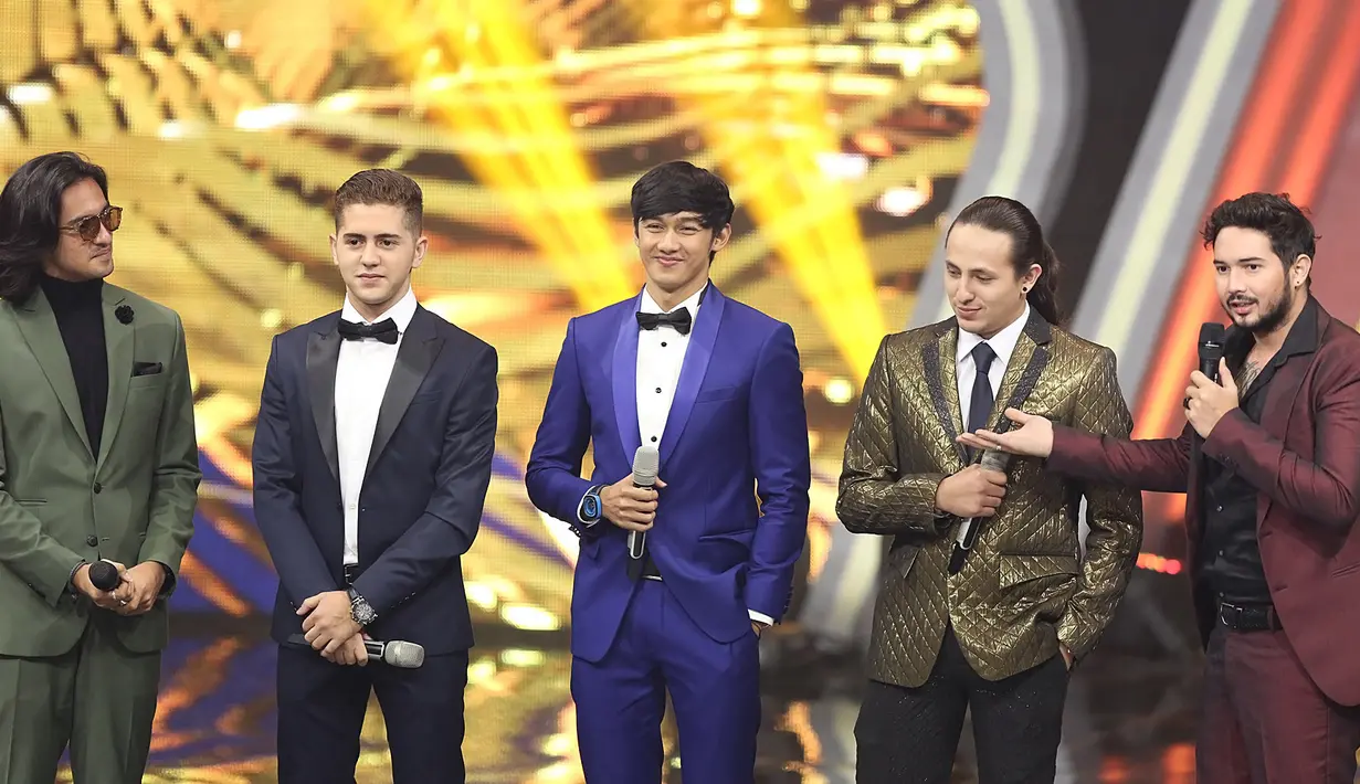 Saat pengumuman pemenang kategori Aktris Pendamping Paling Ngetip diumumkan, Megan pun berjalan ke panggung dan menghampiri Dylan Carr, Cemal Faruk, Cesar Hito, Omar Daniel dan Donny Michael. (Bambang E Ros/Bintang.com)