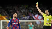 Wasit Juan Martinez Munuera akan memimpin duel Barcelona versus Real Madrid di Camp Nou pada laga pekan ketujuh La Liga, Sabtu (24/10/2020) malam WIB. (AFP/Lluis Gene)