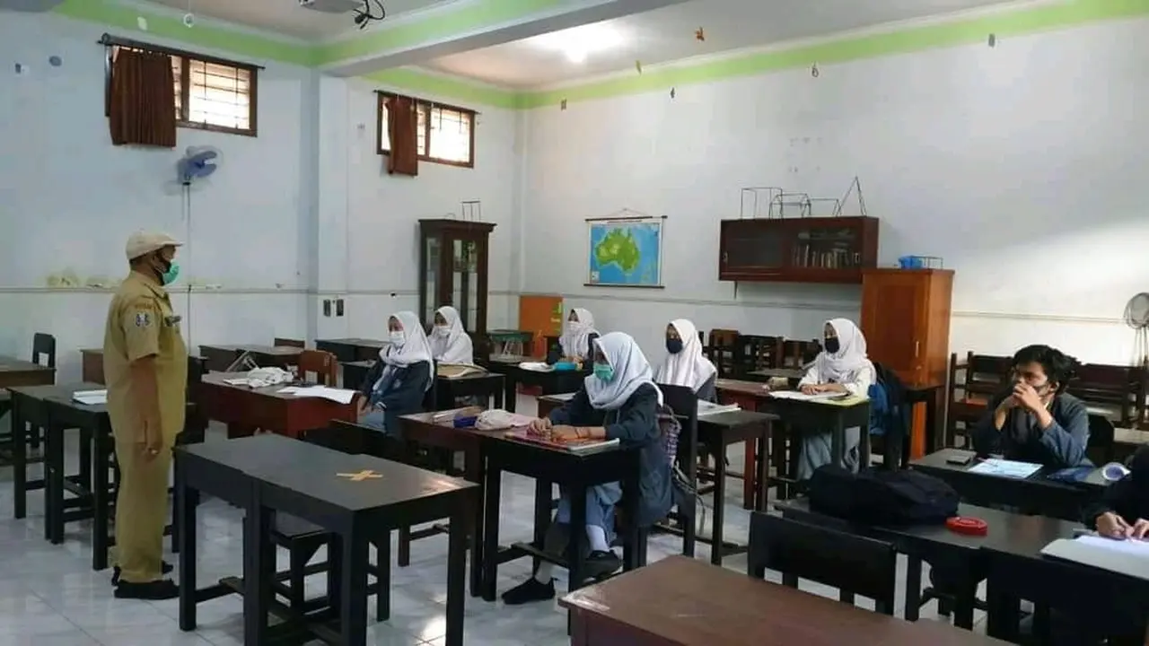 Pembelajaran Tatap Muka Terbatas di SMA Negeri 2 Malang.