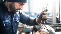 Ilustrasi mengecek kondisi ban mobil (bridgestoneamericas)