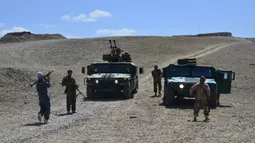 Personel gerakan perlawanan Afghanistan dan pasukan pemberontakan anti-Taliban berpatroli dengan kendaraan lapis baja di Kotal-e Anjuman, Distrik Paryan, Provinsi Panjshir, Afghanistan, 23 Agustus 2021. Taliban berusaha untuk bernegosiasi daripada melawan mereka. (Ahmad SAHEL ARMAN/AFP)