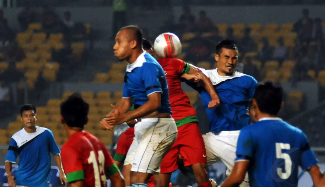 Dua pemain AFF All Star harus berjibaku menahan laju serangan Raphael Maitimo (Indonesia- tengah) di laga persahabatan di Stadion GBK Jakarta, (11/5/2014). (Liputan6.com/Helmi Fithriansyah)