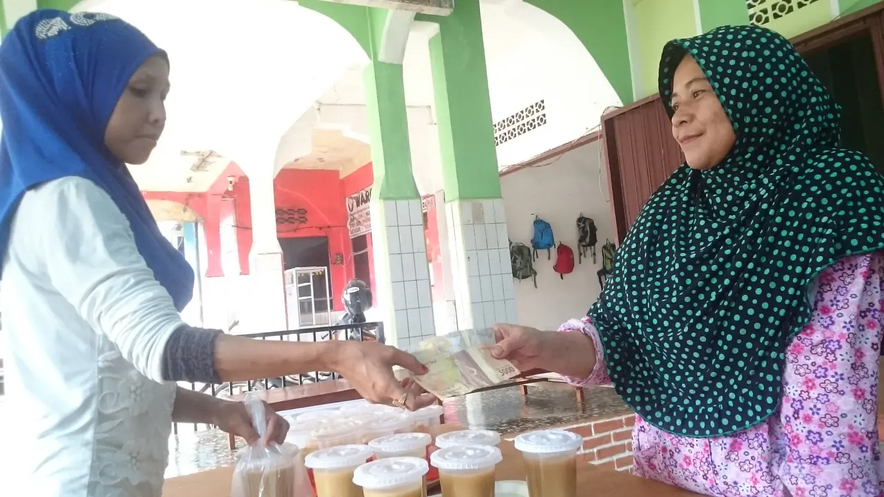 Transaksi jual beli dengan uang pecahan baru (Liputan6.com / Nefri Inge)
