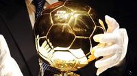 Trofi Ballon d'Or jelang pengumuman Pemain Terbaik Dunia di Kongresshaus, Zurich, 9 Januari 2012. AFP PHOTO/FRANCK FIFE