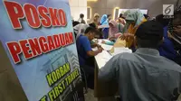 Korban dugaan penipuan perjalanan umrah First Travel mengisi formulir di Posko Pengaduan Korban PT First Travel Bareskrim Polri, Jakarta, Senin (21/8). Total lebih dari 1.200 calon jemaah umrah mendaftar ke Bareskrim. (Liputan6.com/Immanuel Antonius)