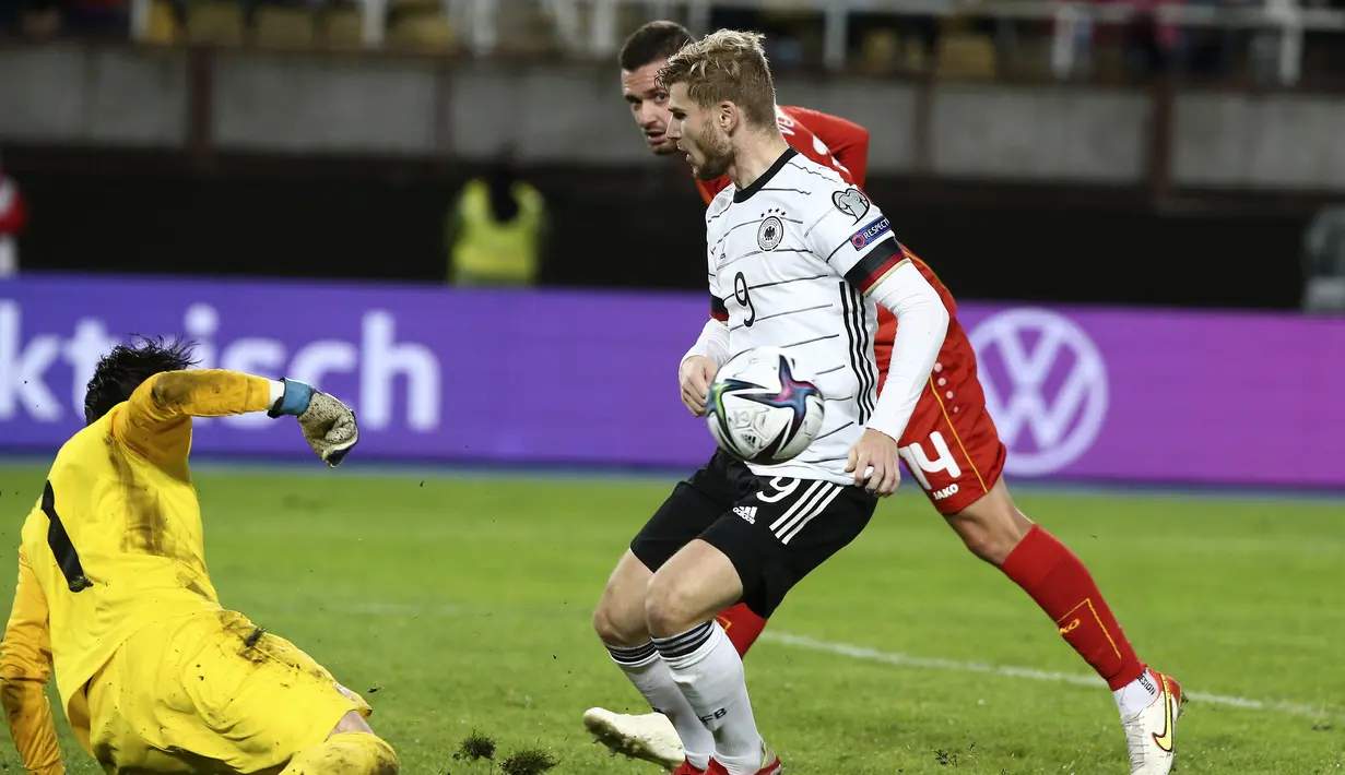 Peluang terbaik Jerman didapat pada menit ke-45. Tembakan keras Timo Werner dari jarak dekat masih dapat diamankan kiper Makedonia Utara, Stole Dimitrievski. (AP/Boris Grdanoski)