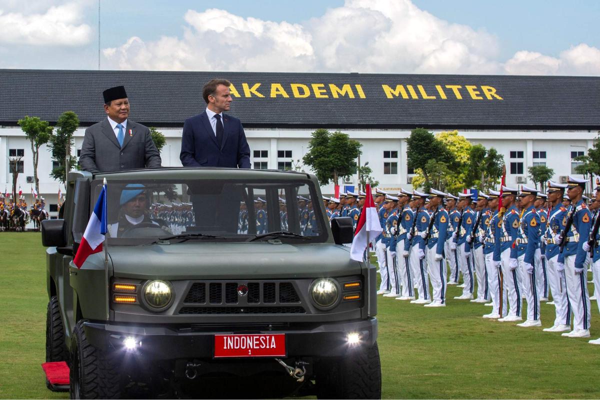 Prabowo dan Presiden Prancis Emmanuel Macron satu helikopter menuju Akmil Magelang