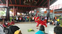 Barongsai Hibur Penumpang Lion Air yang Penerbangannya Delay