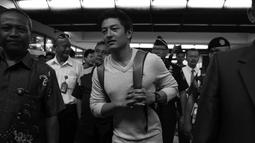 Pebalap Nasional, Rio Haryanto saat tiba di Bandara Soekarno-Hatta, Cengkareng, Tangerang, Rabu (2/11/2015). (Bola.com/Nicklas Hanoatubun)