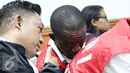 Terdakwa kasus narkotika sabu 6,3 kg Arinze Petrus Eneh berbincang dengan kuasa hukumnya saat mengikuti sidang vonis di PN Jakarta Barat, Rabu (11/5). Sidang dengan tuntutan hukuman mati ditunda hingga minggu depan. (Liputan6.com/Immanuel Antonius)