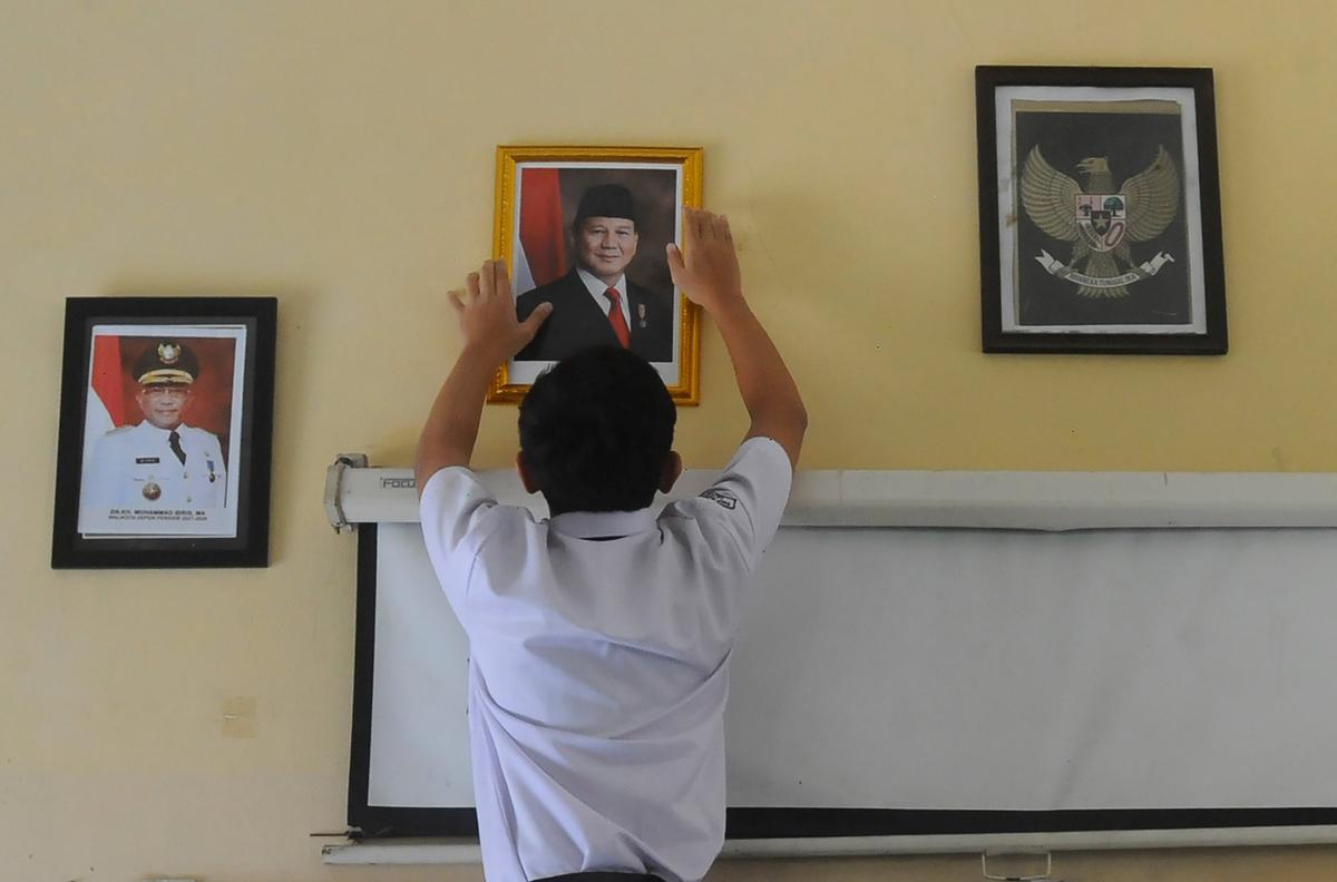 Murid sekolah pasang foto Presiden Prabowo di ruang kelas