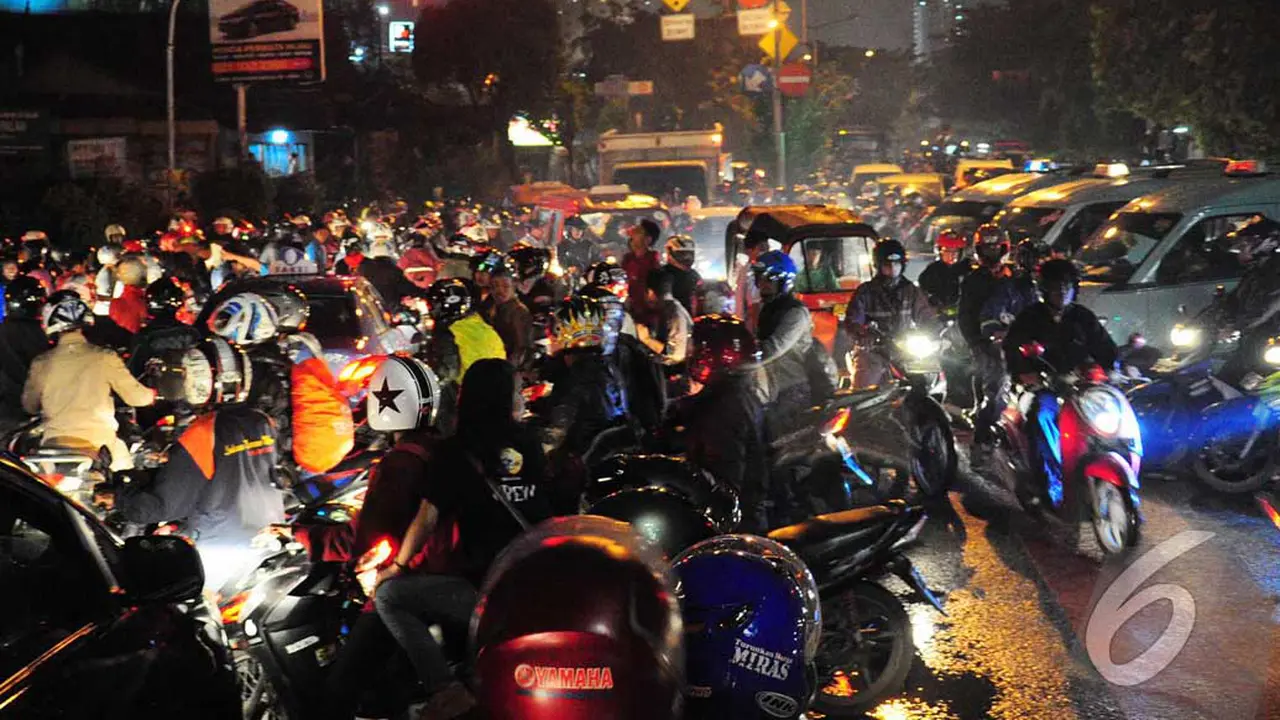 Hujan Angin Patahkan Papan Reklame di Permata Hijau 