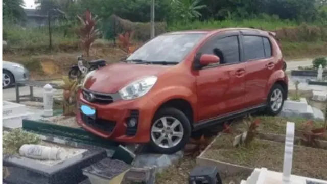 Viral Mobil Masuk ke Area Pemakaman, Sang Sopir Diduga Pingsan