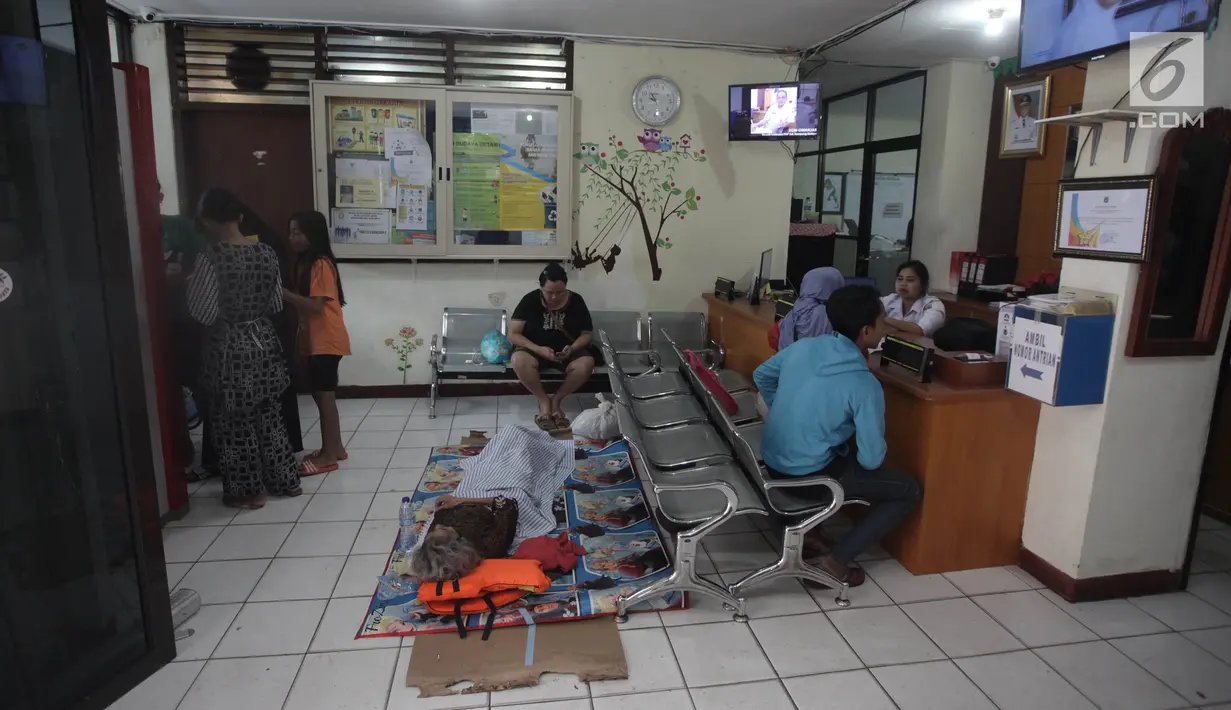 Warga yang rumahnya terendam banjir melakukan aktivitas saat mengungsi di Kelurahan Kampung Melayu, Jatinegara, Jakarta Timur, Rabu (7/2). Puluhan KK mengungsi di tempat tersebut. (Liputan6.com/Arya Manggala)