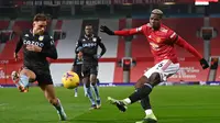 Gelandang Manchester United, Paul Pogba (kanan) melepaskan umpan di depan bek Aston Villa, Matty Cash dalam laga lanjutan Liga Inggris 2020/21 pekan ke-17 di Old Trafford, Jumat (1/1/2021). Manchester United menang 2-1 atas Aston Villa. (AFP/Laurence Griffiths/Pool)