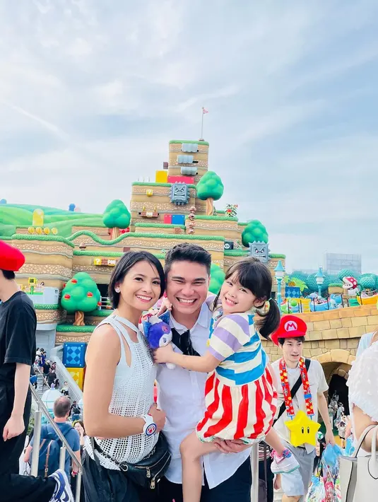 Potret keharmonisan keluarga Acha menikmati liburan di Super Nintendo World. Tempat wisata yang dibuka sejak tahun 2021 itu menyuguhkan banyak keseruan permainan. [Instagram/septriasaacha]