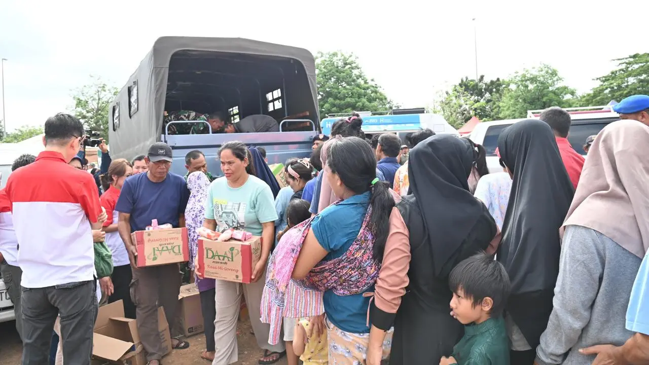 Perhimpunan Indonesia Tionghoa (INTI) bersama Komando Armada Republik Indonesia (Koarmada RI) TNI Angkatan Laut melaksanakan kegiatan "Bakti Sosial Peduli Masyarakat" untuk membantu korban kebakaran di Kebon Kosong, Kemayoran, Jakarta Pusat, Jumat (13/12/