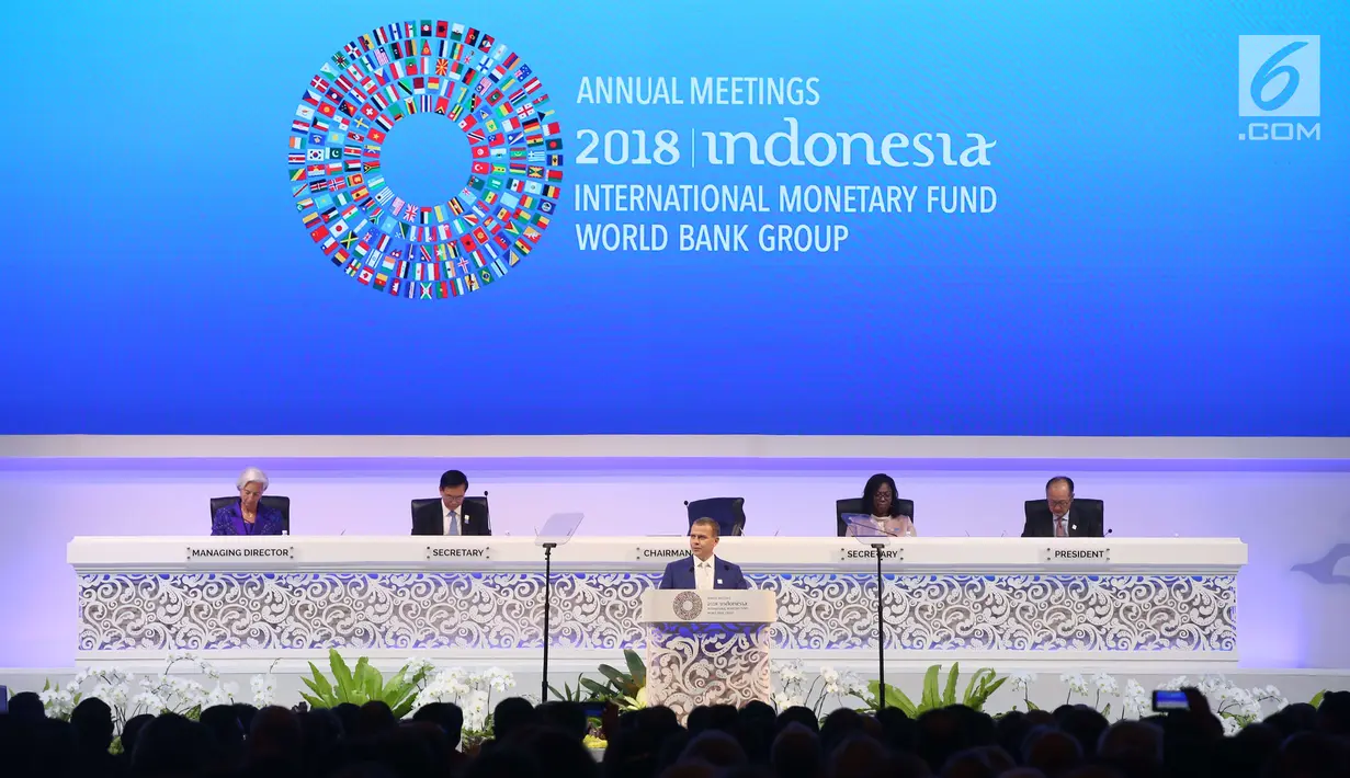 Ketua Pleno Pertemuan Tahunan IMF World Bank Group Petteri Orposat memberikan sambutan selama acara IMF - World Bank Group Tahun 2018 di Nusa Dua, Bali, Jumat (12/10). (Liputan6.com/Angga Yuniar)