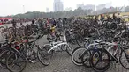 Ratusan sepeda terlihat terparkir di Silang Monas, Jakarta, Kamis (9/8). Korlantas Polri menggelar acara bersepeda bersama dalam rangka menyambut Asian Games 2018 yang diikuti sejumlah instansi dan siswa sekolah. (Liputan6.com/Immanuel Antonius)