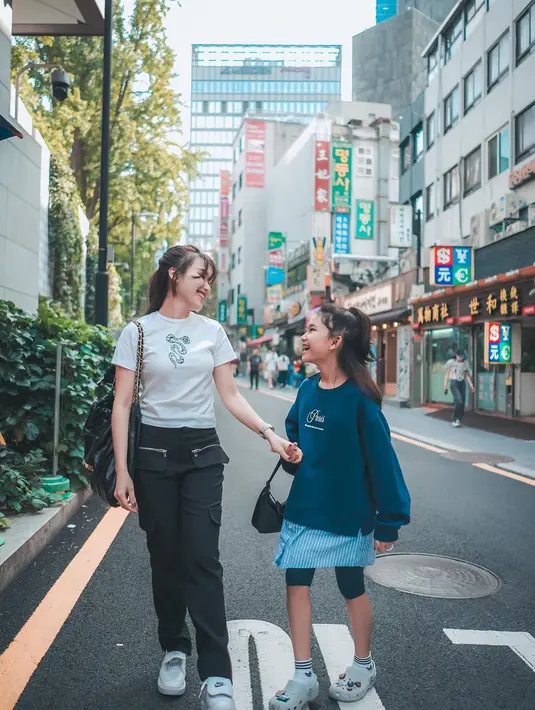 Selain dipuji makin cantik hingga seperti gadis Korea, ibu dan anak itu tampak kompak seperti kakak dan adik. "Ayu & bilqis vibe nya kek adek kakak," tulis vira_devita_. "keren kakak  adik  sehat  selalu," tulis angellee3818. [Instagram/ayutingting92]