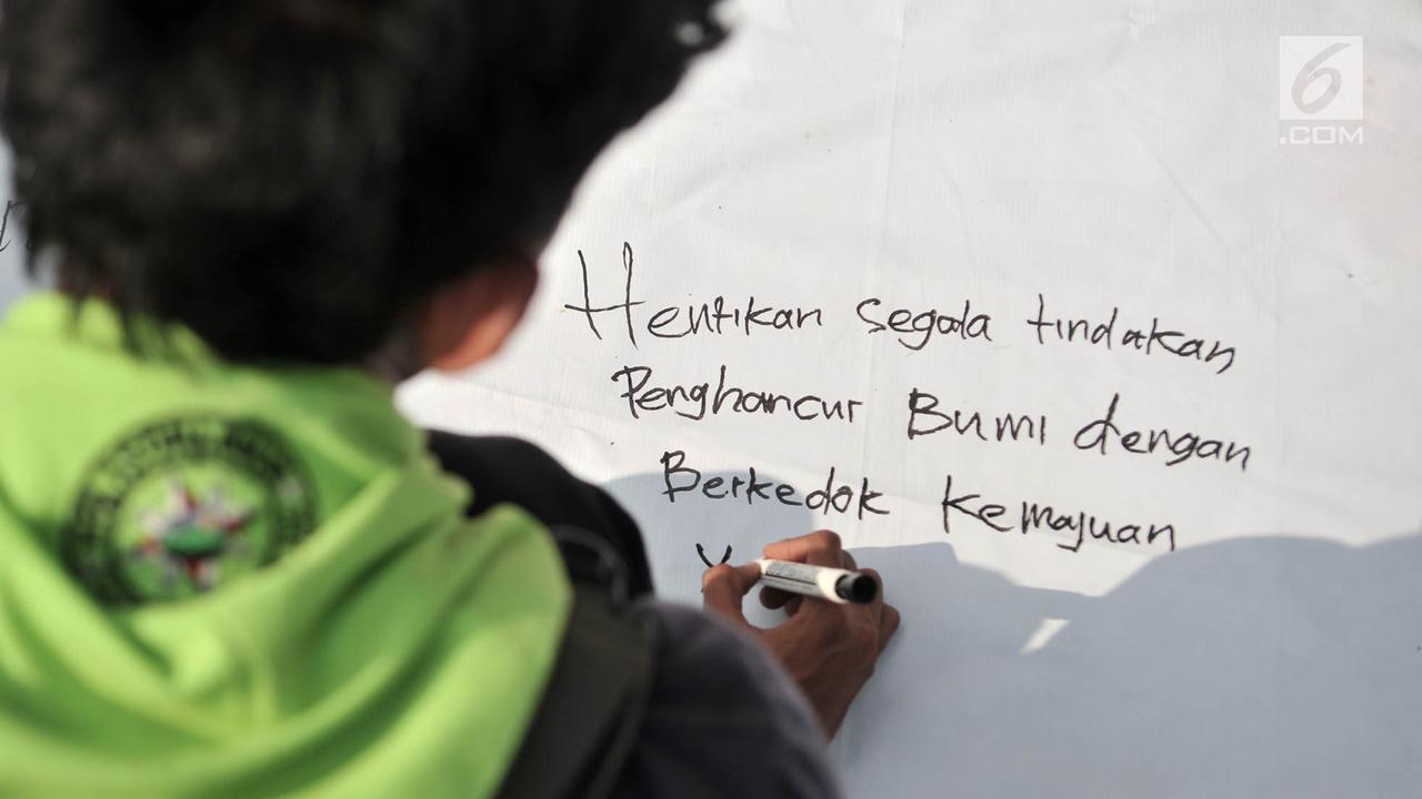 Bendera Merah Putih Raksasa Warnai Peringatan Hari Bumi di Bundaran HI