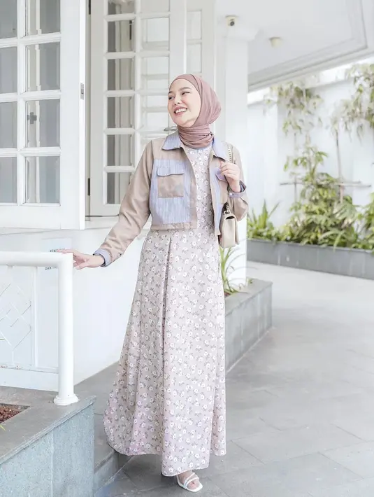 Bisa  jadi inspirasi OOTD Hangout, padukan florall dress dengan cropped jacket warna coklat muda dan hijab warna coklat susu. (Instagram/ daraarafah).