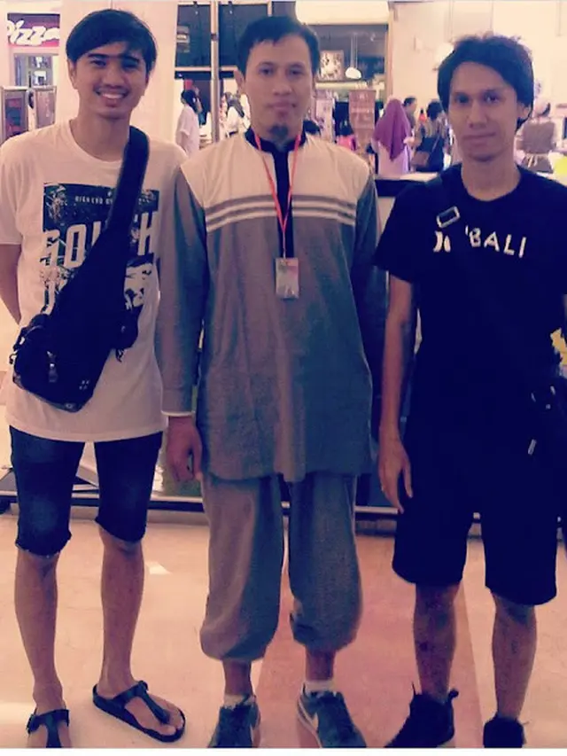 7 Potret Kesederhanaan Duta Sheila On 7 Saat Diajak Foto Fans, Terus Membumi