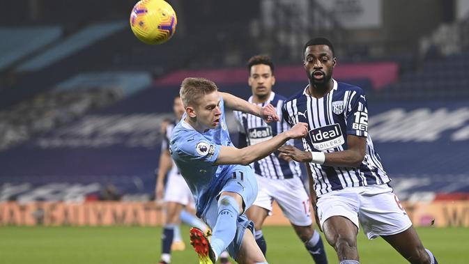 Semi Ajayi West Bromwich Albion mencoba memblokir tembakan Oleksandr Zinchenko dari Manchester City pada pertandingan Liga Inggris di stadion Hawthorns di West Bromwich, Inggris, Selasa, 26 Januari 2021. (Laurence Griffiths / Pool melalui AP)