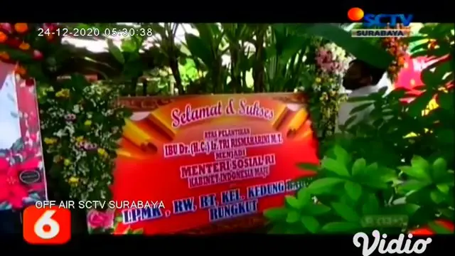 Pemandangan berbeda tampak terlihat di Rumah Dinas Wali Kota Surabaya yakni Tri Rismaharini, pasca dilantik sebagai Menteri Sosial. Karangan bunga dengan ucapan selamat semakin banyak berdatangan sejak Selasa malam (22/12).