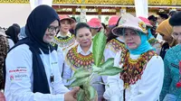 Ibu Negara Iriana Jokowi bersama Organisasi Aksi Solidaritas Era Kabinet Indonesia Maju (OASE) menghadiri Pelatihan Pengolahan Sampah Rumah Tangga Menjadi Kompos dan Eco Enzyme di Kabupaten Penajam Paser Utara, Kamis (12/09/2024).