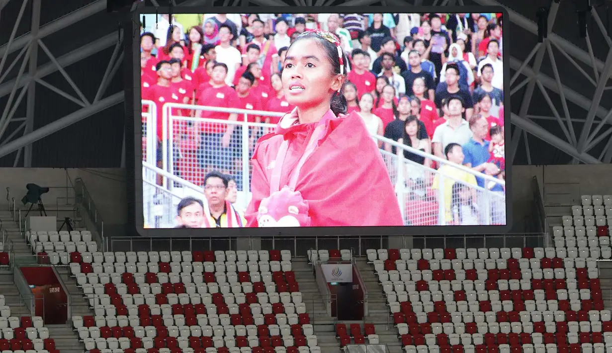 Ekspresi Triyaningsih saat lagu Indonesia Raya dikumandangkan. (Bola.com/Arief Bagus)