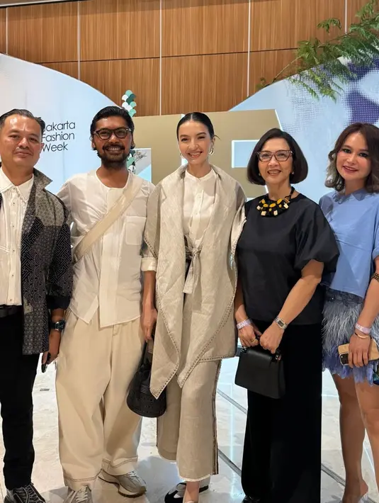 Gaya layering simple tapi elegan dari Raline Shah yang memadukan blazer dan long pants warna beige dengan kemeja panjang putih. [@ralineshah].